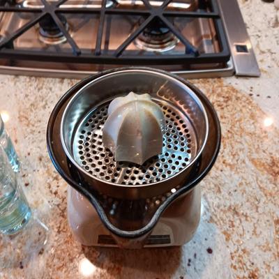 JUICIT ELECTRIC JUICER, GLASS MANUAL JUICER AND 4 GLASS TUMBLERS