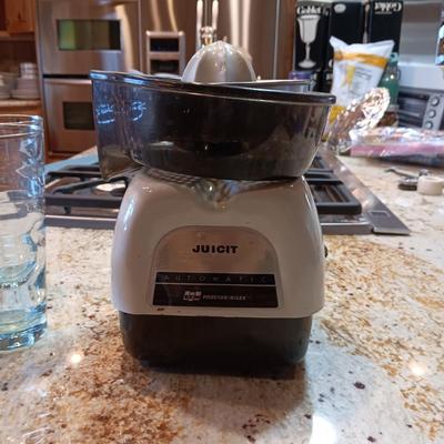 JUICIT ELECTRIC JUICER, GLASS MANUAL JUICER AND 4 GLASS TUMBLERS