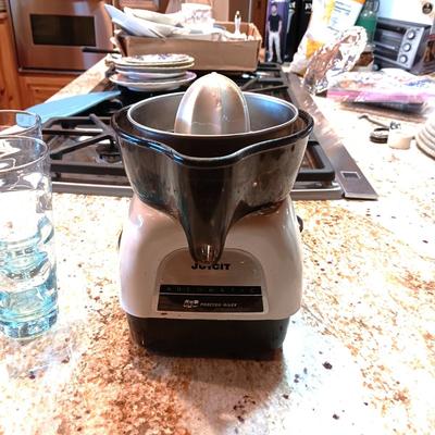 JUICIT ELECTRIC JUICER, GLASS MANUAL JUICER AND 4 GLASS TUMBLERS