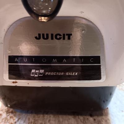 JUICIT ELECTRIC JUICER, GLASS MANUAL JUICER AND 4 GLASS TUMBLERS