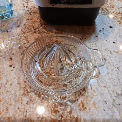 JUICIT ELECTRIC JUICER, GLASS MANUAL JUICER AND 4 GLASS TUMBLERS