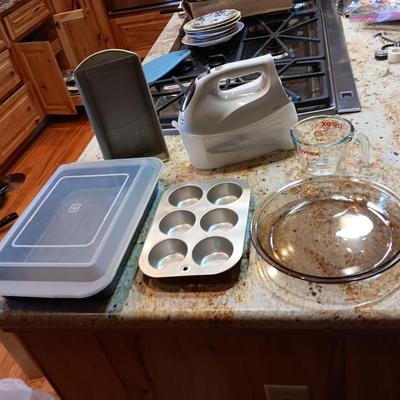 ELECTRIC MIXER AND BAKEWARE