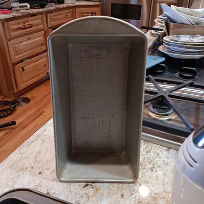 ELECTRIC MIXER AND BAKEWARE