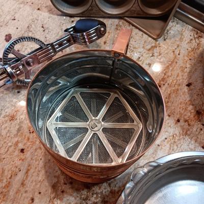 A VARIETY OF BAKEWARE