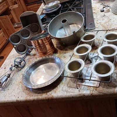 A VARIETY OF BAKEWARE