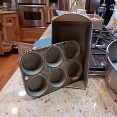 A VARIETY OF BAKEWARE