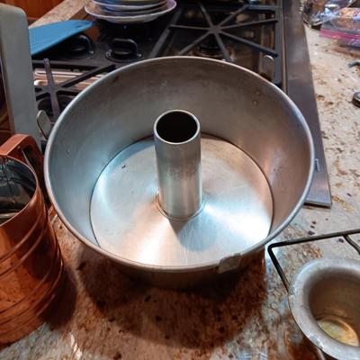 A VARIETY OF BAKEWARE