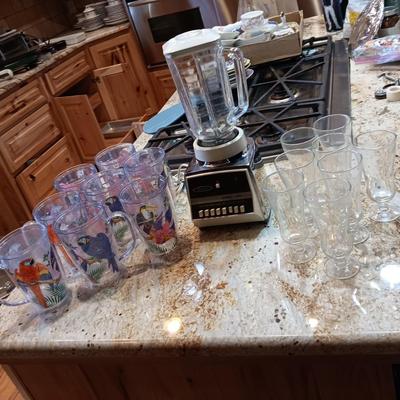 OSTERIZER BLENDER, 8 PLASTIC GLASSES AND 8 SMOOTHIE GLASSES