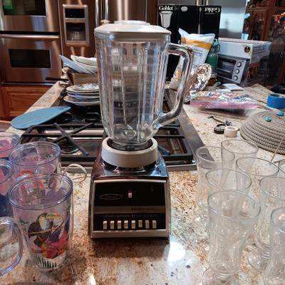 OSTERIZER BLENDER, 8 PLASTIC GLASSES AND 8 SMOOTHIE GLASSES