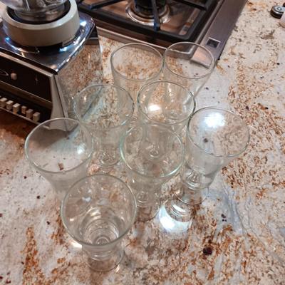OSTERIZER BLENDER, 8 PLASTIC GLASSES AND 8 SMOOTHIE GLASSES