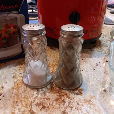 ONE TOUCH ELECTRIC CHOPPER, CROCK POT AND GLASS BAKING DISH