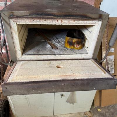 Paragon Industries Kiln with Locking Metal stand & temp. gauge