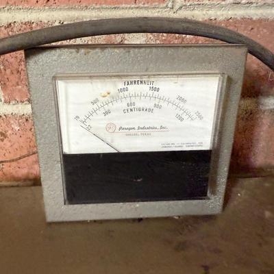 Paragon Industries Kiln with Locking Metal stand & temp. gauge