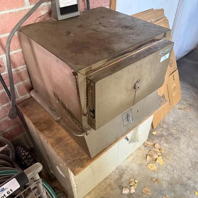 Paragon Industries Kiln with Locking Metal stand & temp. gauge