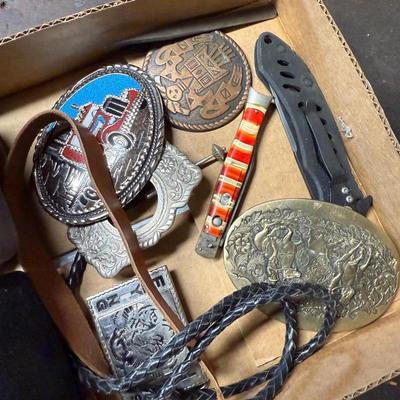 Small box of Men's jewelry/5 belt buckles/Bolo piece/Knives