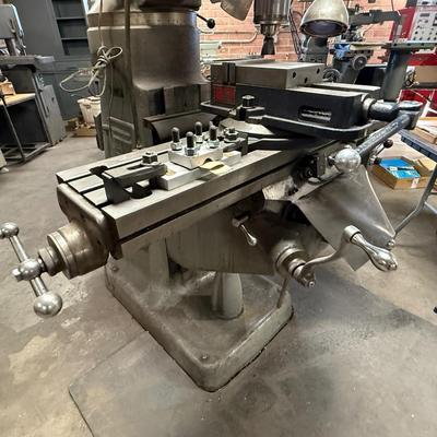 Bridgeport Turret Milling Machine w/all accessories attached