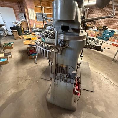 Bridgeport Turret Milling Machine w/all accessories attached