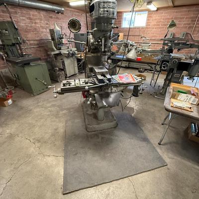 Bridgeport Turret Milling Machine w/all accessories attached