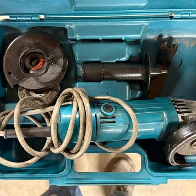 Makita Electric Grinder w/some wheels & plastic case