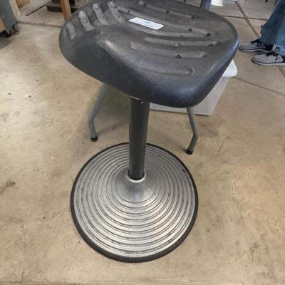 Backless adjustable height work stool