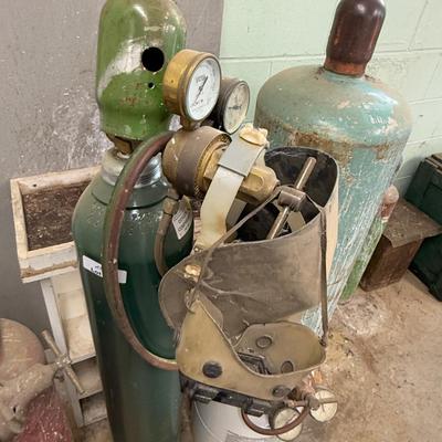 4 Welding Tanks/gauges/masks & hose as shown