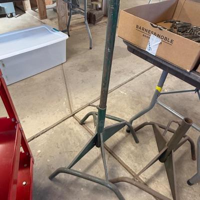 2 Metal floor stands