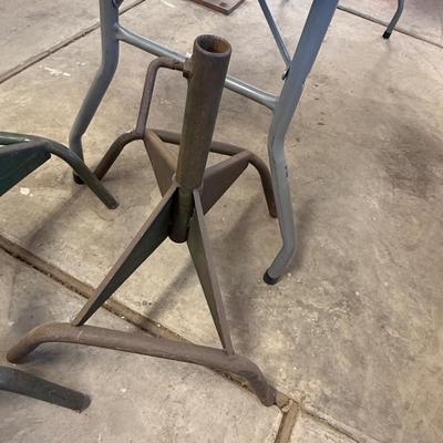 2 Metal floor stands