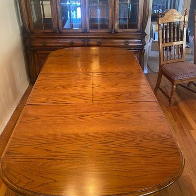 VERY NICE BUTTERFLY LEAF DINING TABLE AND CHAIRS