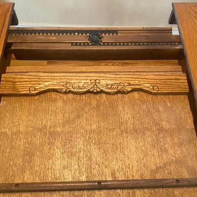 VERY NICE BUTTERFLY LEAF DINING TABLE AND CHAIRS