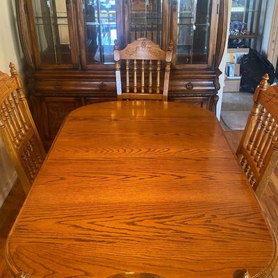 VERY NICE BUTTERFLY LEAF DINING TABLE AND CHAIRS