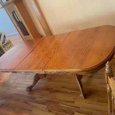 VERY NICE BUTTERFLY LEAF DINING TABLE AND CHAIRS