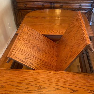 VERY NICE BUTTERFLY LEAF DINING TABLE AND CHAIRS