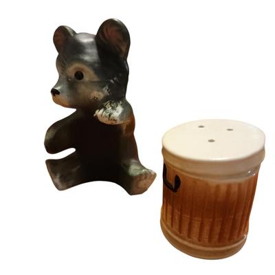 Vtg Artmark bear holding trash can salt and pepper shakers