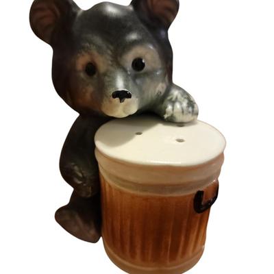Vtg Artmark bear holding trash can salt and pepper shakers