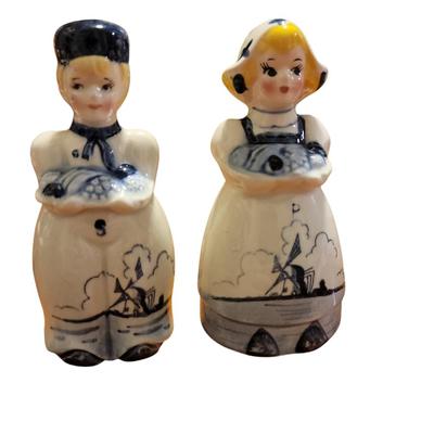 Vtg Delft style Dutch couple salt and pepper shakers