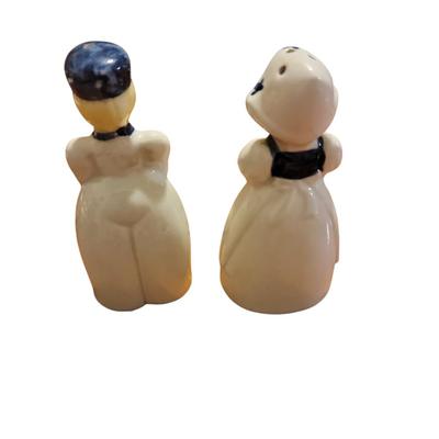 Vtg Delft style Dutch couple salt and pepper shakers