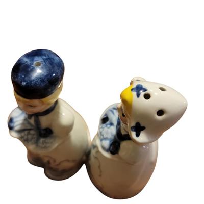 Vtg Delft style Dutch couple salt and pepper shakers