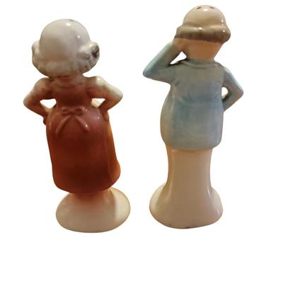 Vtg Expecting elderly couple salt and pepper shakers