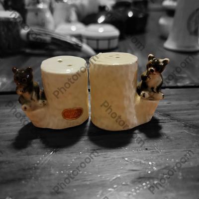 Vtg mini Bone China tree stumps with bears