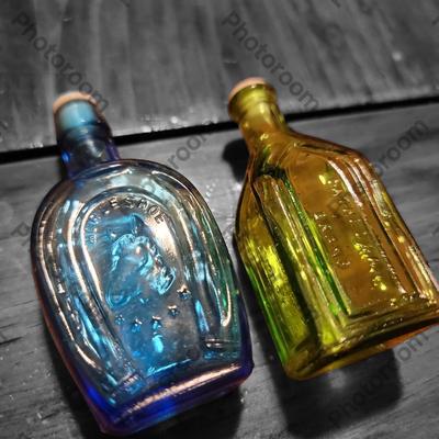 Vtg glass mini bottle salt and pepper shakers