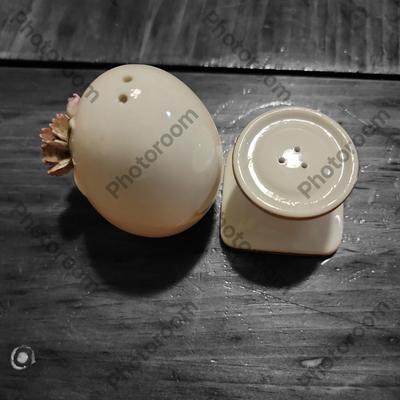 Vtg Norleans japan flowered stacked egg salt and pepper shakers