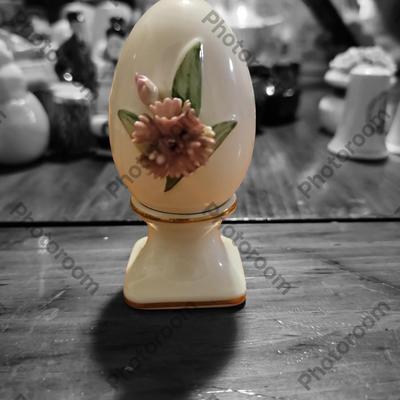 Vtg Norleans japan flowered stacked egg salt and pepper shakers