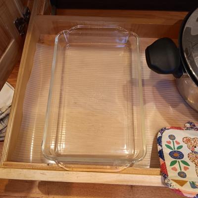 NEW COOK'S ESSENTIALS SLOW COOKER, GLASS BAKING DISHES AND HOT PLATES