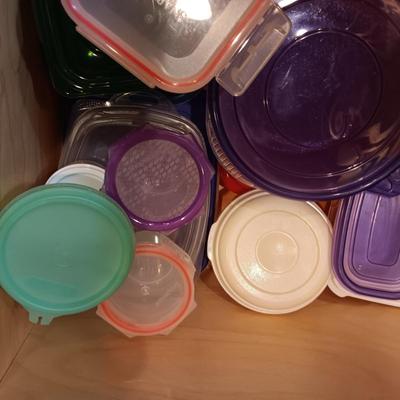A GOOD ASSORTMENT OF FOOD STORAGE CONTAINERS