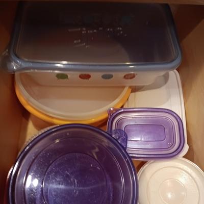 A GOOD ASSORTMENT OF FOOD STORAGE CONTAINERS