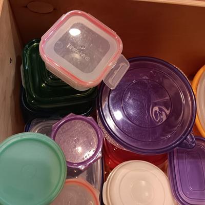 A GOOD ASSORTMENT OF FOOD STORAGE CONTAINERS