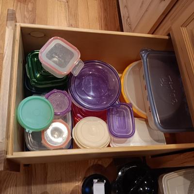 A GOOD ASSORTMENT OF FOOD STORAGE CONTAINERS
