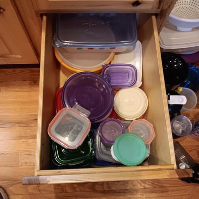 A GOOD ASSORTMENT OF FOOD STORAGE CONTAINERS