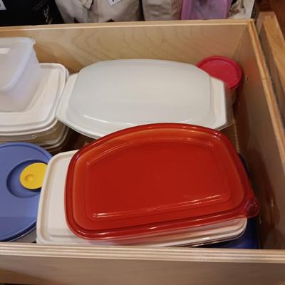 A VARIETY OF FOOD STORAGE CONTAINERS