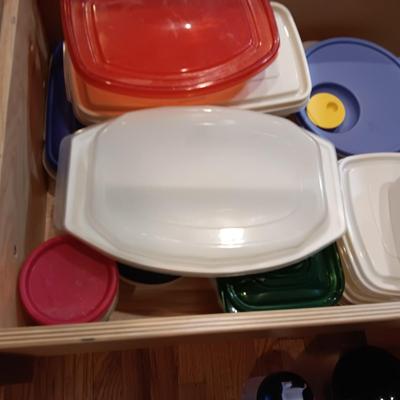 A VARIETY OF FOOD STORAGE CONTAINERS